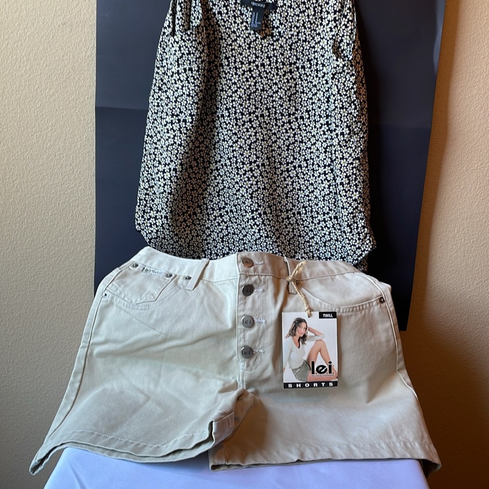 NWT LEI LIGHT KHAKI BUTTON FRONT 5 POCKET JEAN SHORTS SIZE 9, FOREVER 21 TOP MED